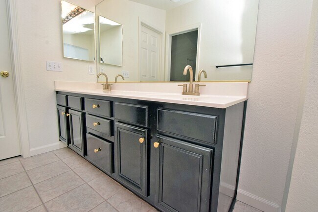 Building Photo - Caughlin Ranch Beauty Clean and Comfortable and Close to Shopping