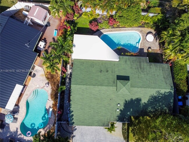 Building Photo - 1561 NE 47th St