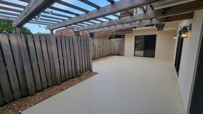 Building Photo - 606 6th Ln
