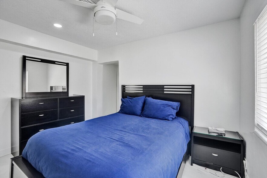 Building Photo - 1633 SE 5th Ct