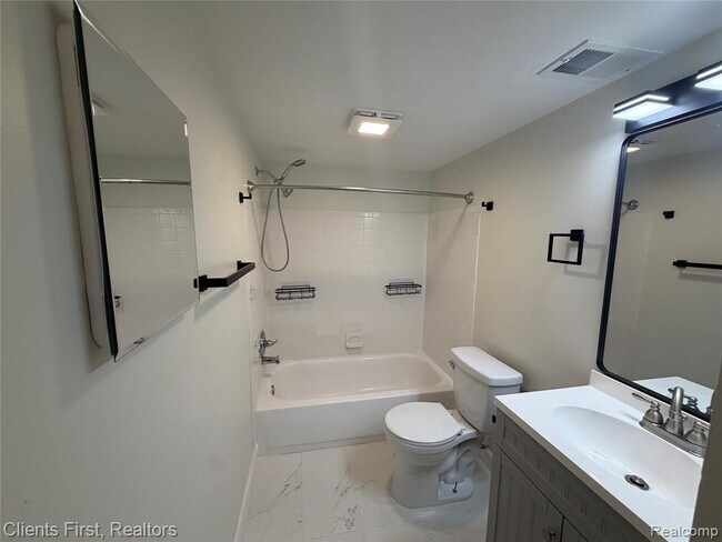 Building Photo - 204 Princeton Dr