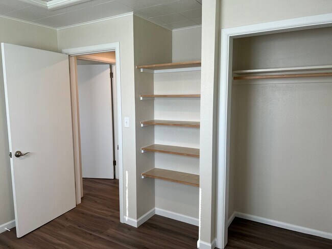 Building Photo - Updated 2-bedroom duplex in Thurston!