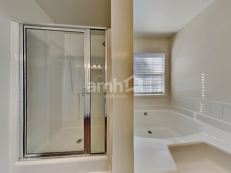 Building Photo - 952 Waldwick Dr