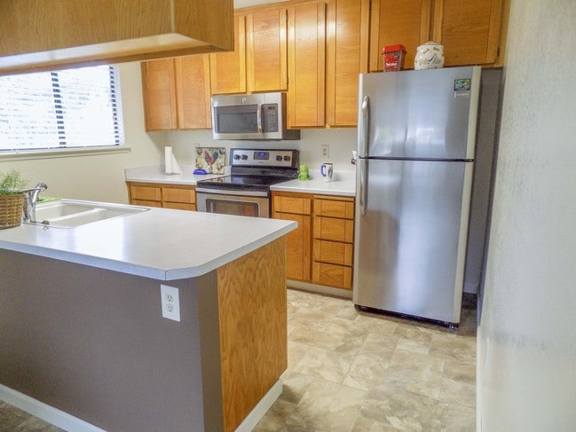 Building Photo - Chinook Garden Court