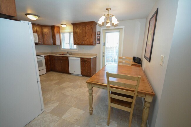 Building Photo - Ranch-style home with great fenced yard & patio!