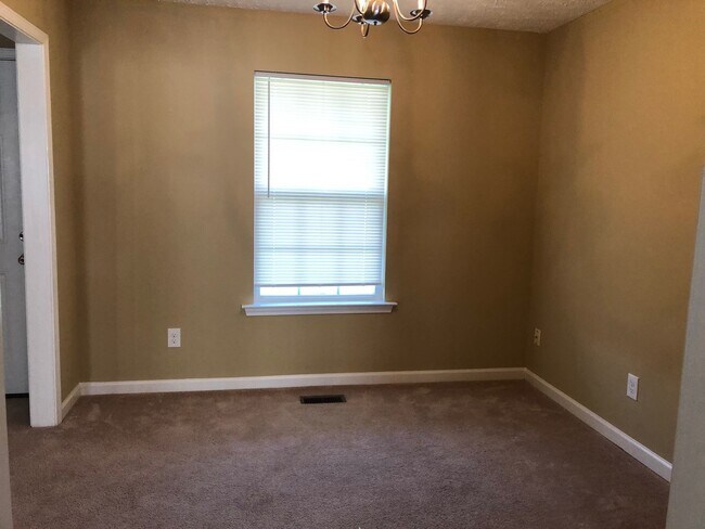 Building Photo - 3 bedroom 2 bath with unfinished Area-Storage