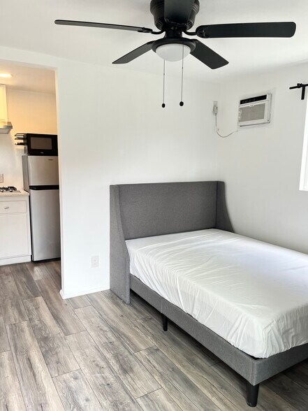 Building Photo - 1170 Esperanza St