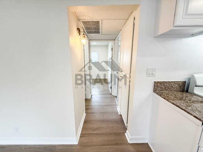 Building Photo - 14801 Delano St