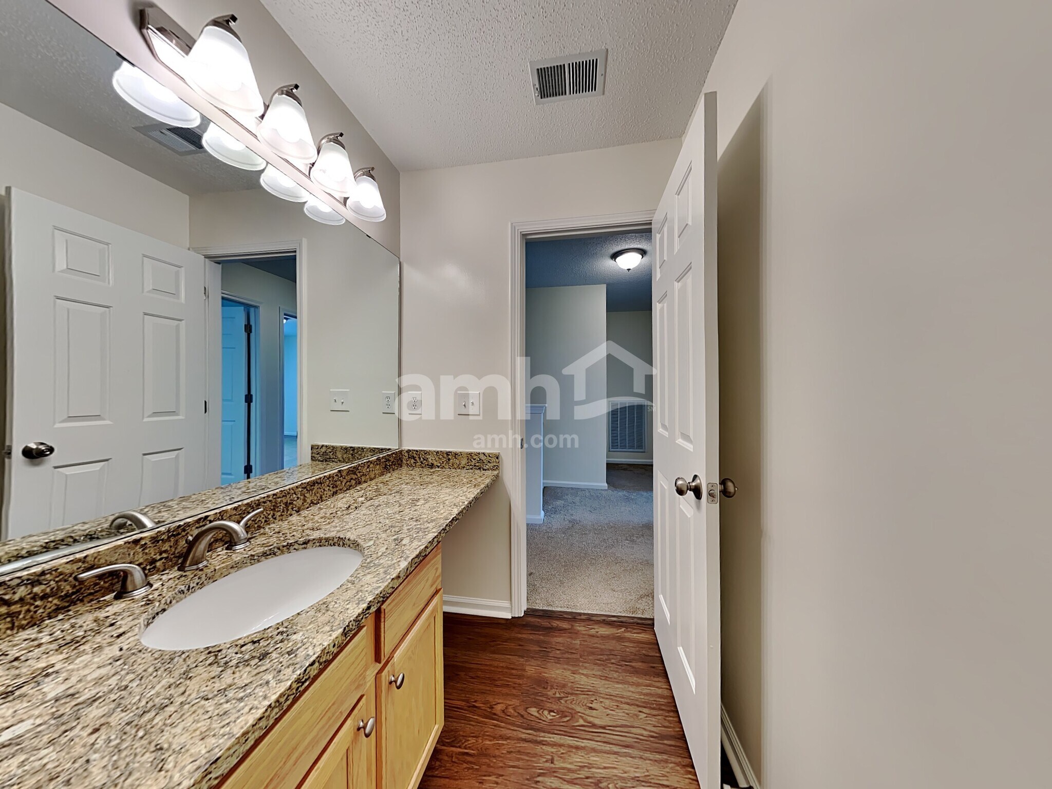 Building Photo - 516 Holiday Dr