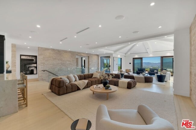 Building Photo - 3116 Elvido Dr