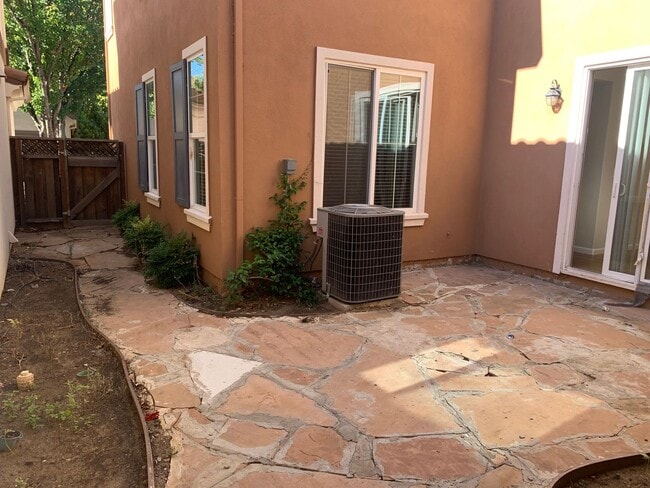 Building Photo - Beautiful 4 Bedroom, 2.5 Bath Mountain Hou...