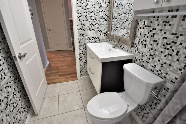Building Photo - 5030 Greenberry Dr