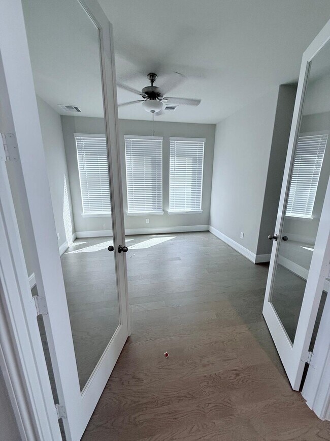 Building Photo - 4934 Dickens Lndg Dr