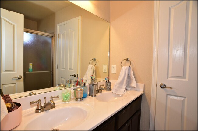 Building Photo - 6246 Viale Del Sol Ave