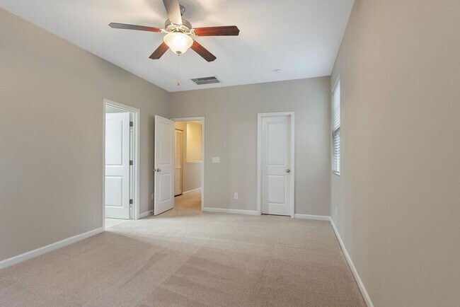 Building Photo - End Unit Townhome Available in Apex!
