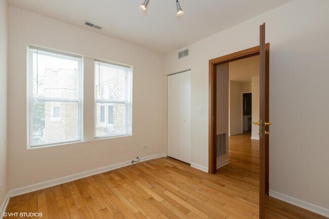 Building Photo - 2 bedroom in Chicago IL 60659