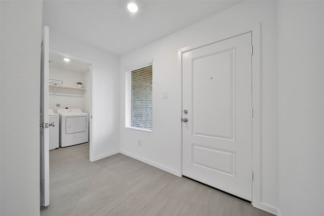 Building Photo - 723 Umbrella Tree Dr