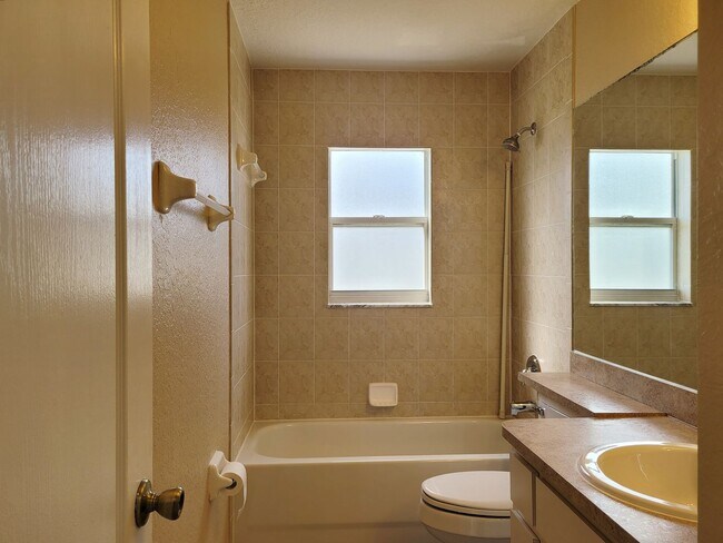 Building Photo - 3/2/2 Rental Home located centrally in Spring Hill FL 34609