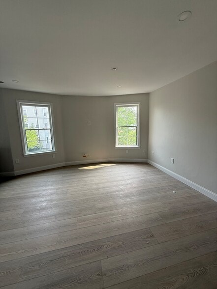 Living room - 131 Boston St