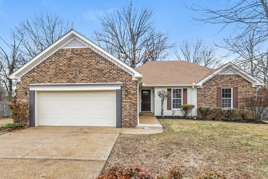 Primary Photo - 208 Legend Ct