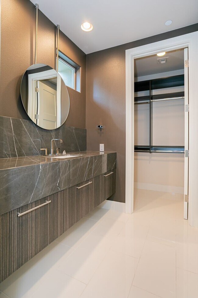 Building Photo - UNUBSTRUCTED VIEWS FROM THIS MACDONALD HIG...