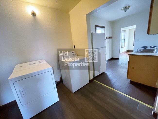 Building Photo - 601 S Lawler- 2 Bedroom House