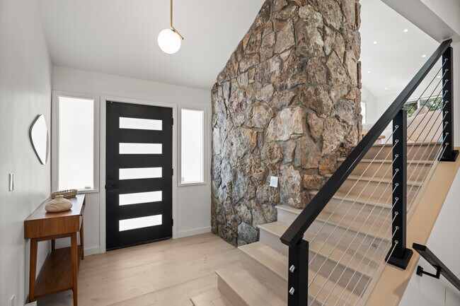 Building Photo - 1220 Alta Vista St