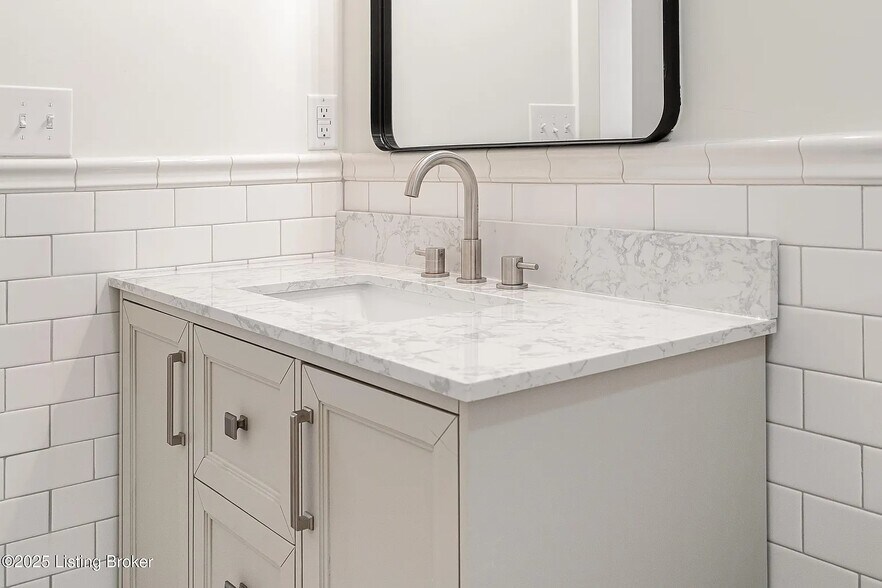 Building Photo - 935 E Madison St