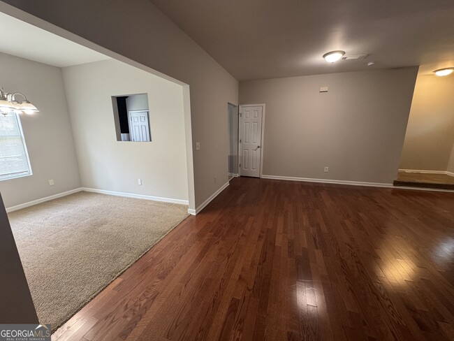 Building Photo - 262 Village Dr