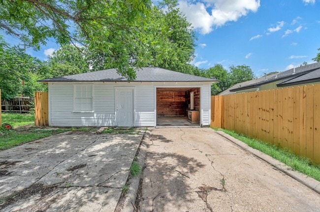 Building Photo - 2525 Cole Ave
