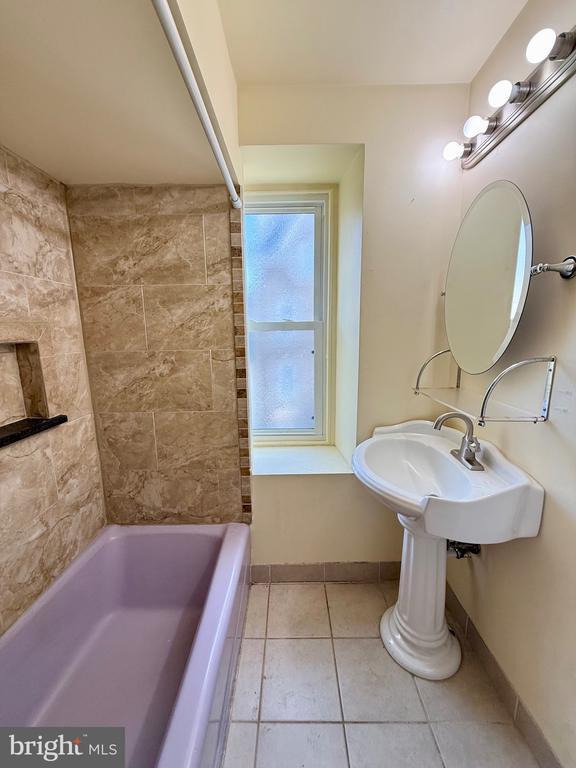 Building Photo - 403 S Main St