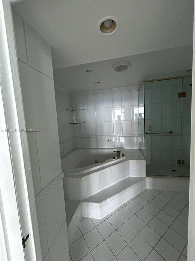 Building Photo - 3140 S Ocean Dr