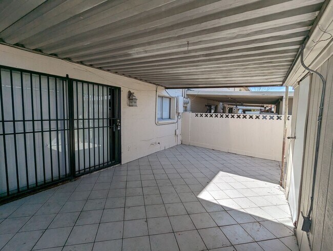 Building Photo - LARGE 4 BEDROOM TOWNHOME