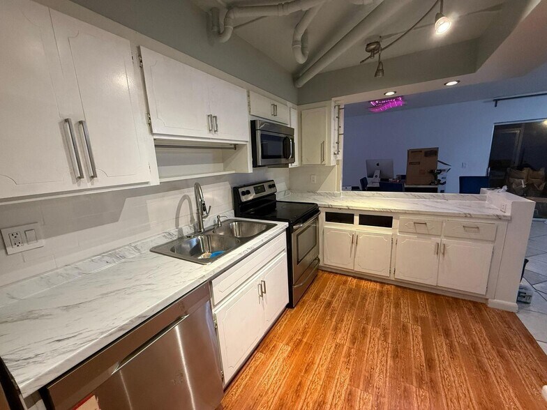 Building Photo - 6639 SW 41st Pl