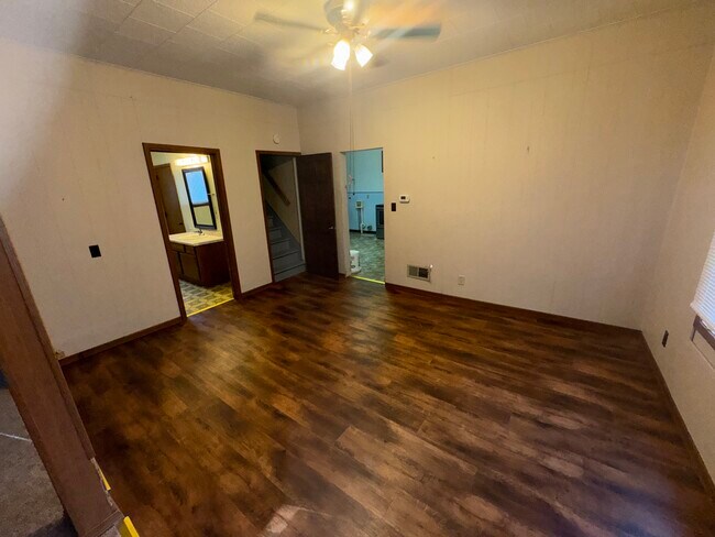 Building Photo - 420 W College St