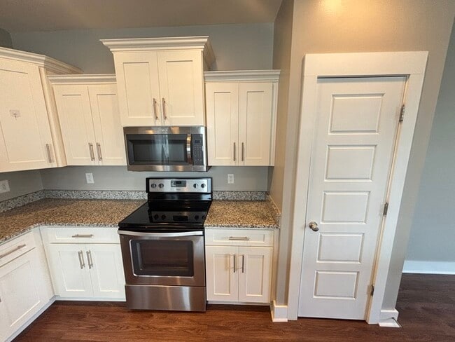 Building Photo - 432 Elegance Way