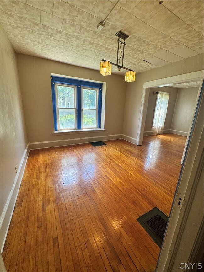 Building Photo - 2331 Midland Ave