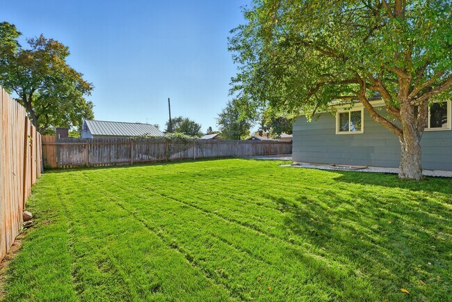 Building Photo - 9614 E Valleyway Ave