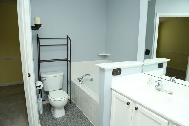 Building Photo - 4 Bedroom Townhouse on Abington Drive