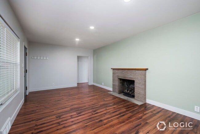 Building Photo - Charming Home in Perfect Location!