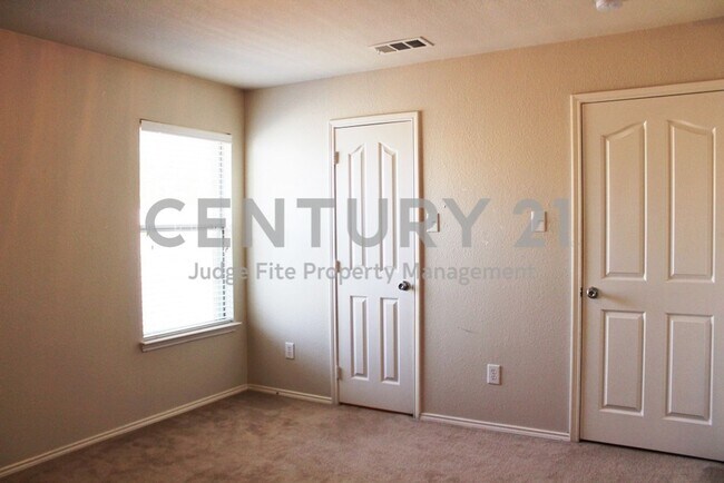 Building Photo - Fabulous 2-Story 6/3.5/2 President’s Point...