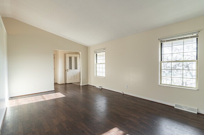 Building Photo - 2521 Woodmeadow Dr SE