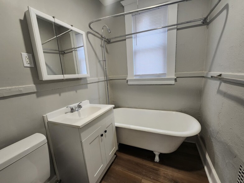 Building Photo - 121 Greenwood St