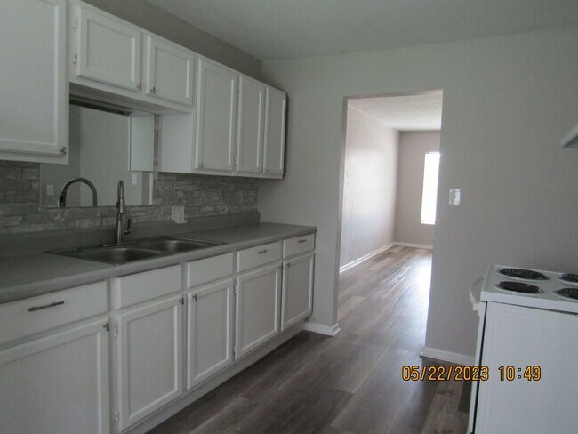 Building Photo - Very Nice Remodeled Duplex Home! No Pet Home!