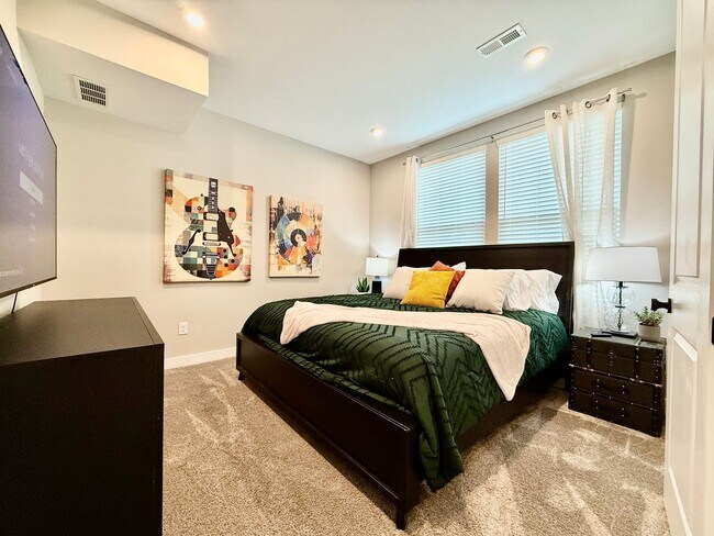 Building Photo - Central, luxury townhome in the heart of Liberty