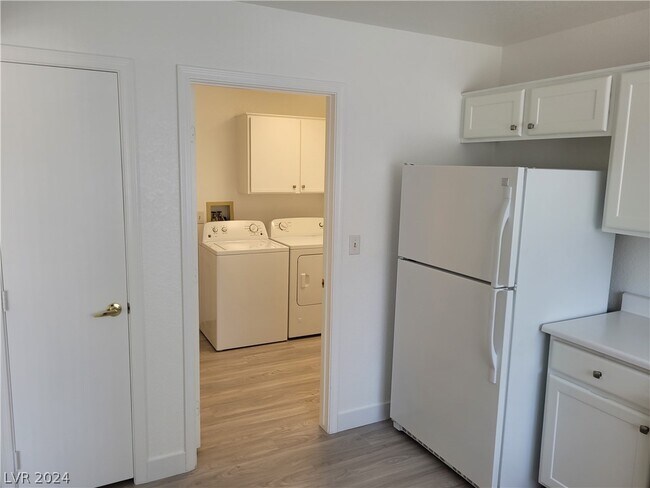 Building Photo - 9605 Sundial Dr