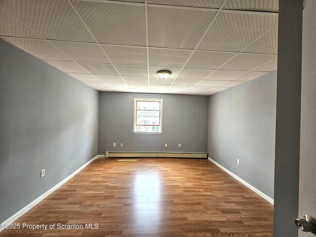 Building Photo - 112-114 N Valley Ave