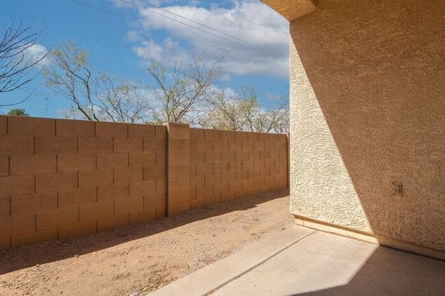 Building Photo - House For Rent