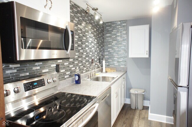 Building Photo - 230 E 9th St