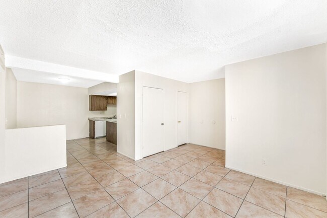 Building Photo - 5309 W Cheyenne Ave